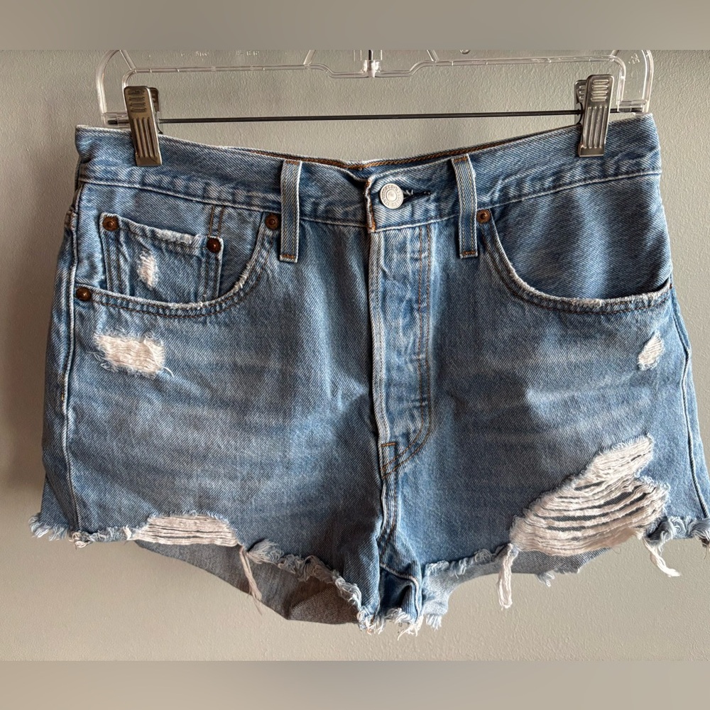 Levi’s Light Medium Wash 501 High Waist Shorts - Size 28